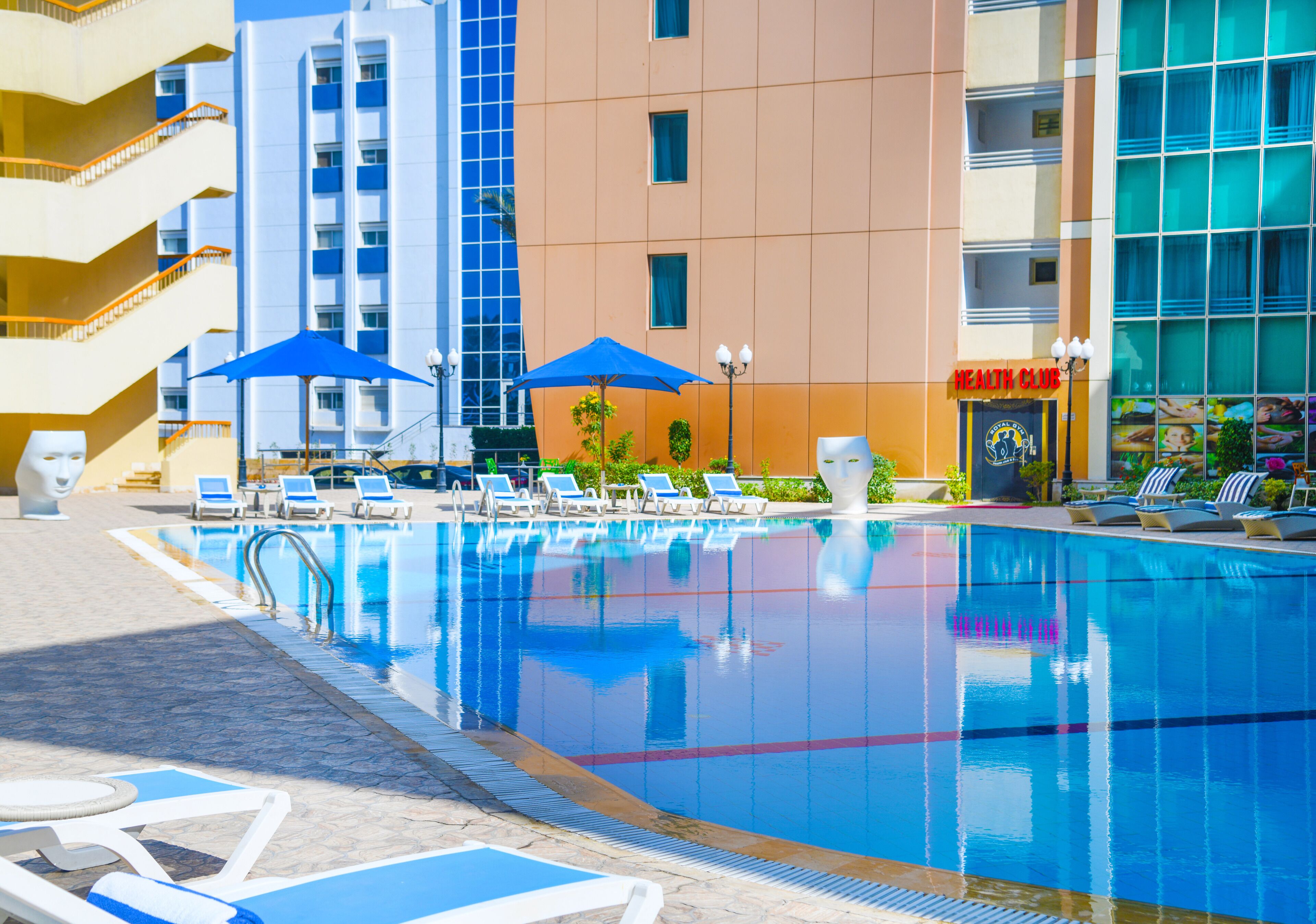 2 outdoor pools, open 9:00 am to 6:00 pm, pool loungers