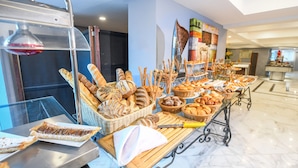 A buffet table with various breads and pastries. - Tolip El Galaa Cairo Hotel (Cairo)