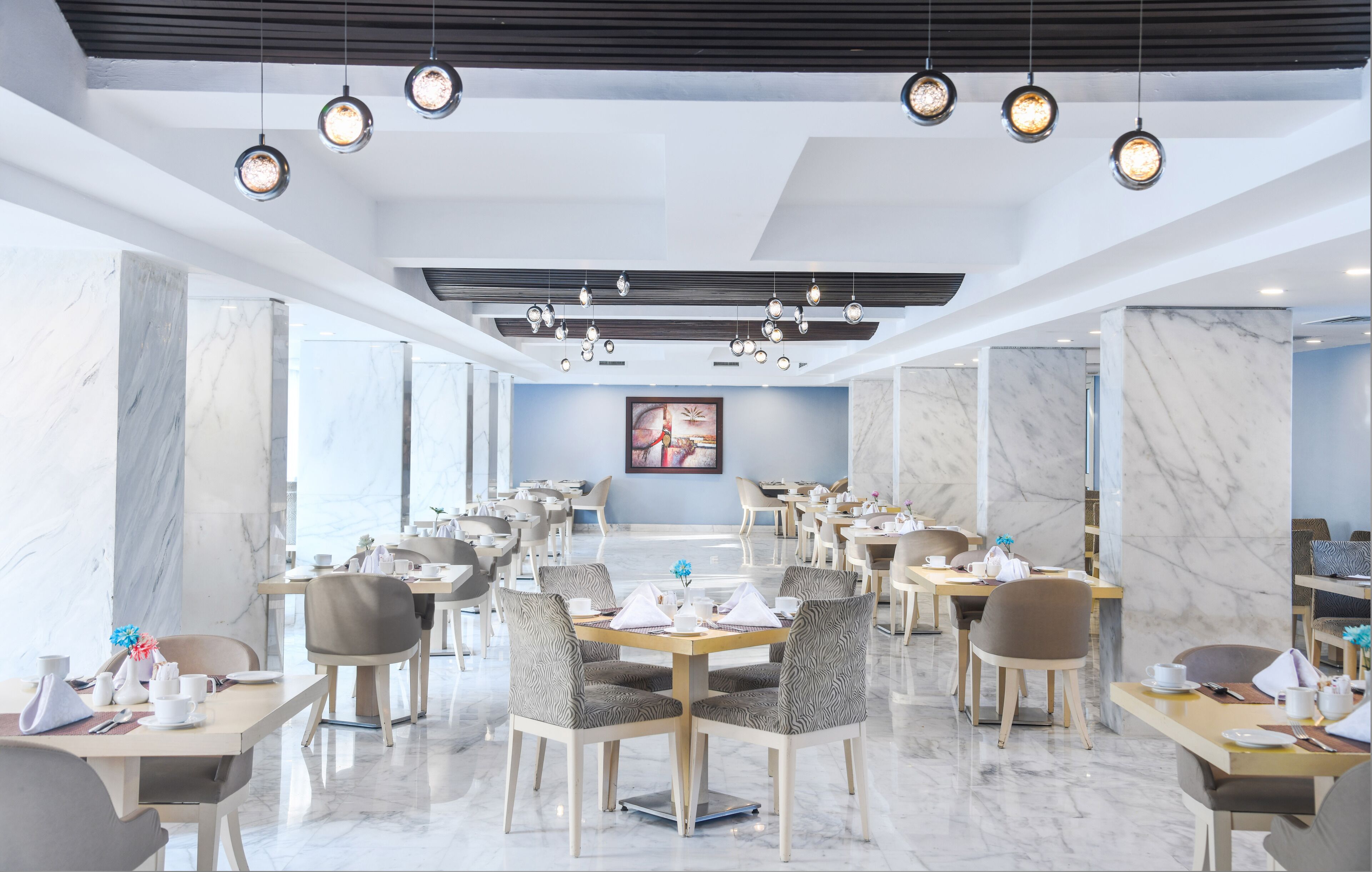 2 restaurants, breakfast, lunch, dinner served; international cuisine