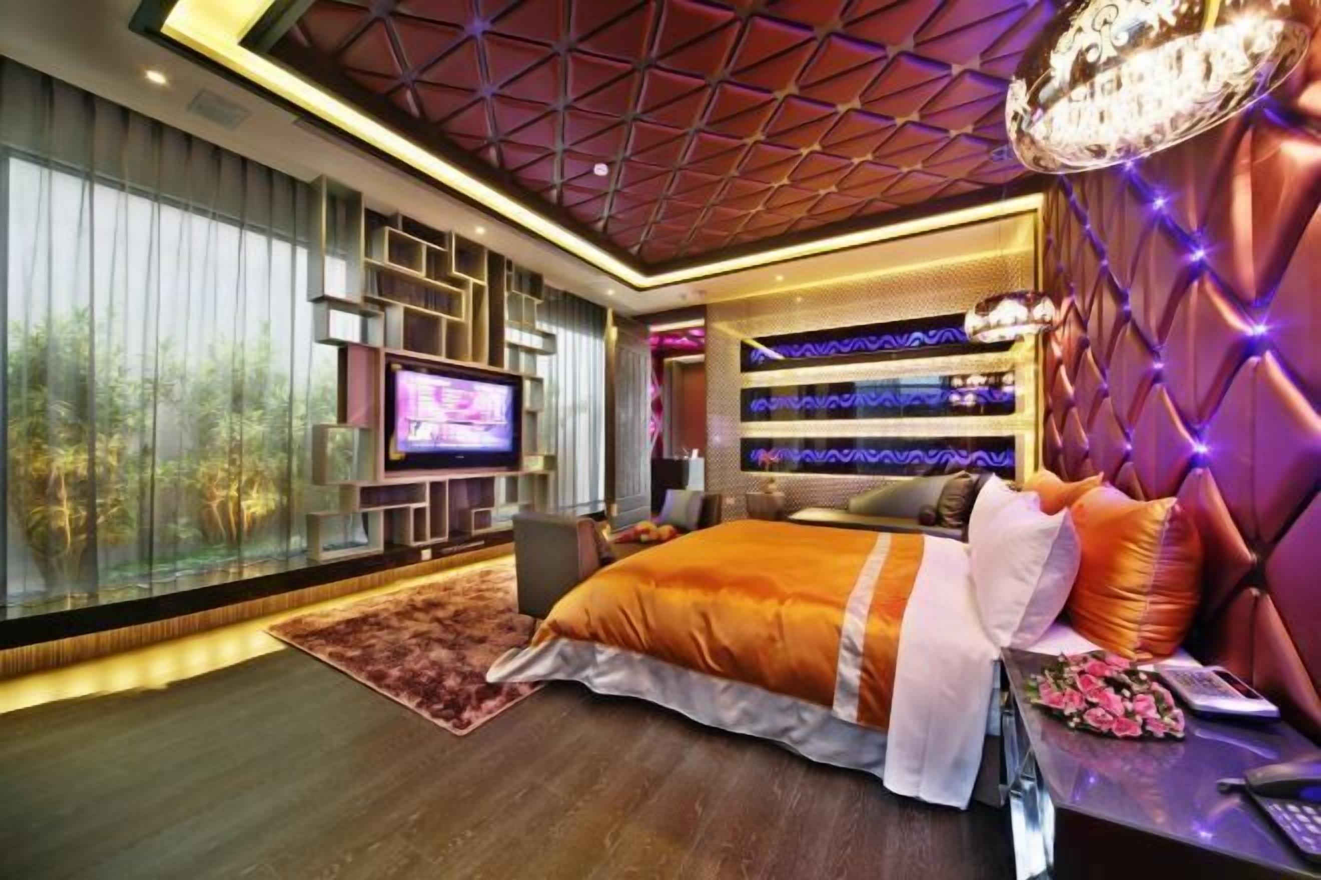 Premium bedding, down comforters, free minibar, desk