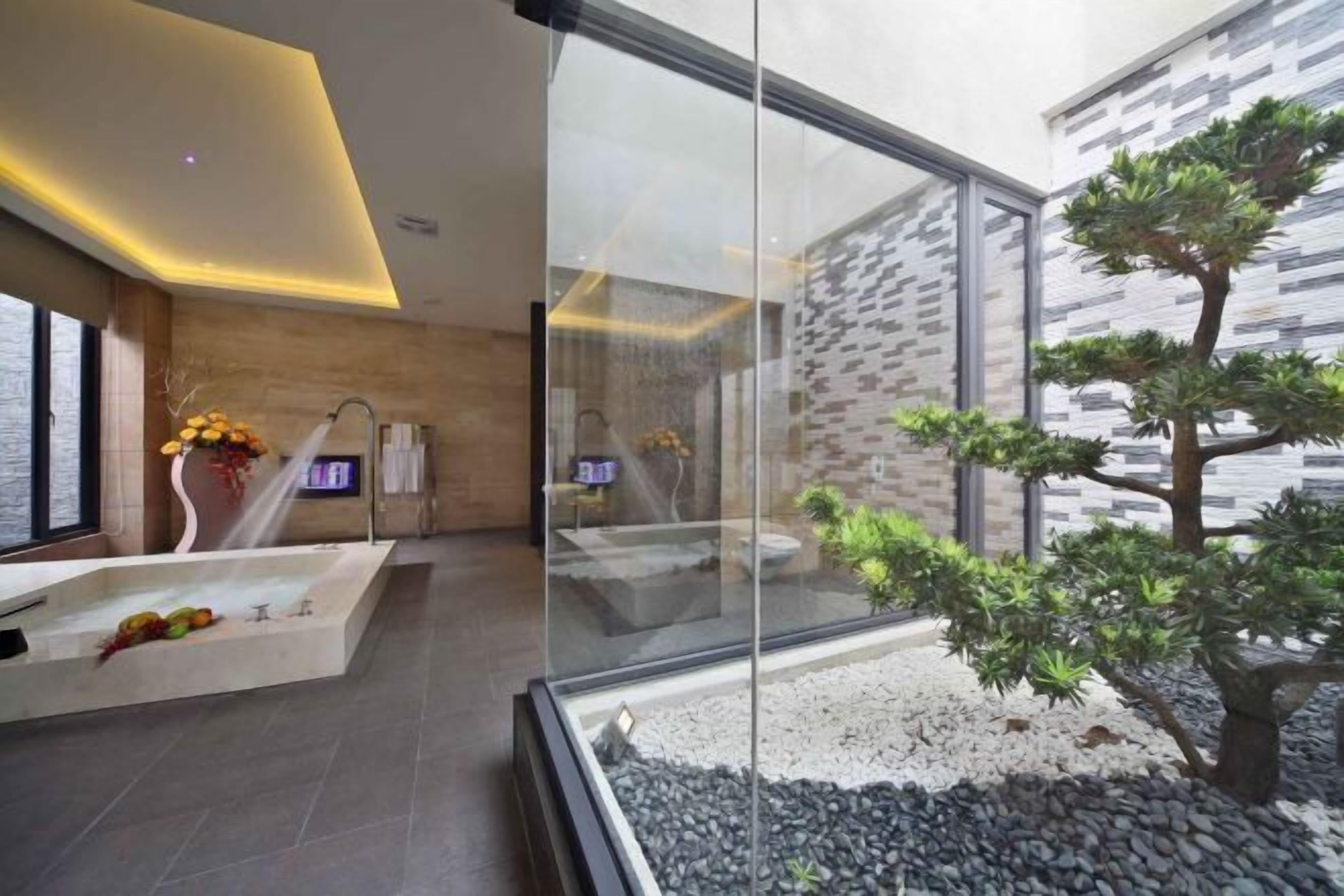 Bathroom | Combined shower/tub, jetted tub, free toiletries, hair dryer