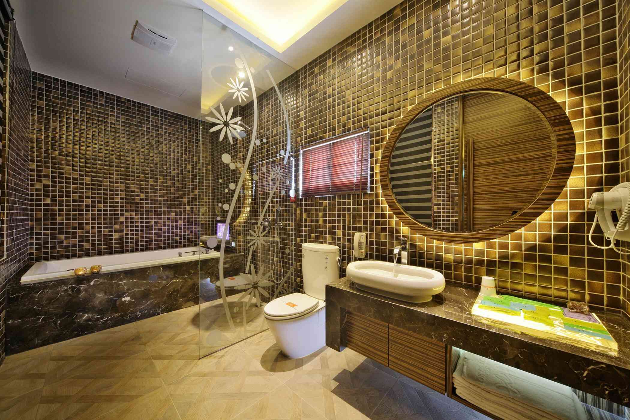 combined shower/bathtub, jetted bath, free toiletries, hair dryer