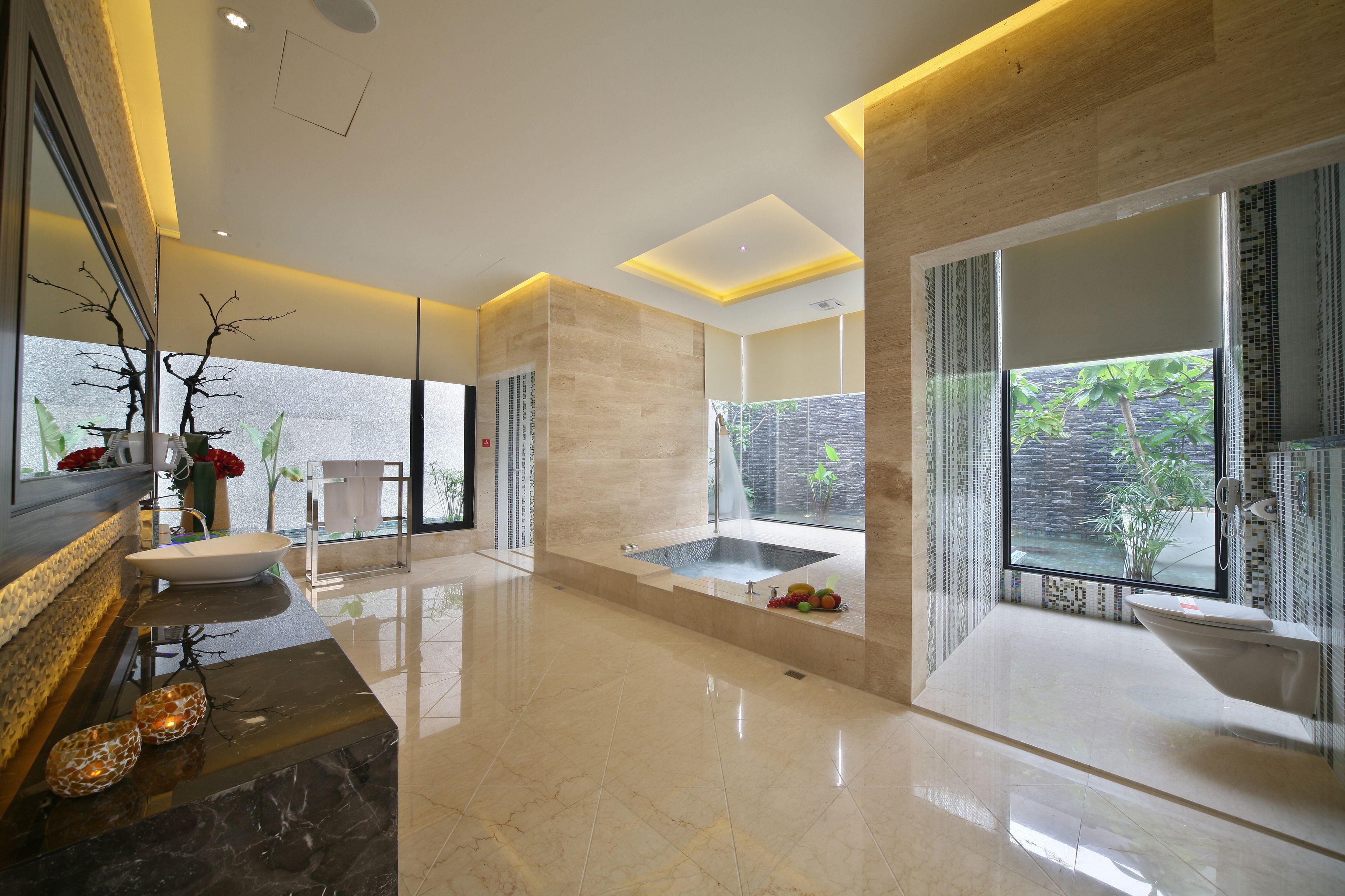 combined shower/bathtub, jetted bath, free toiletries, hair dryer