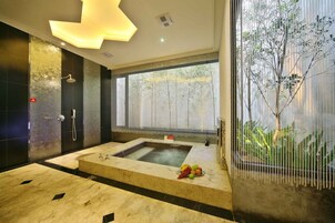 Combined shower/bathtub, jetted bath, free toiletries, hair dryer