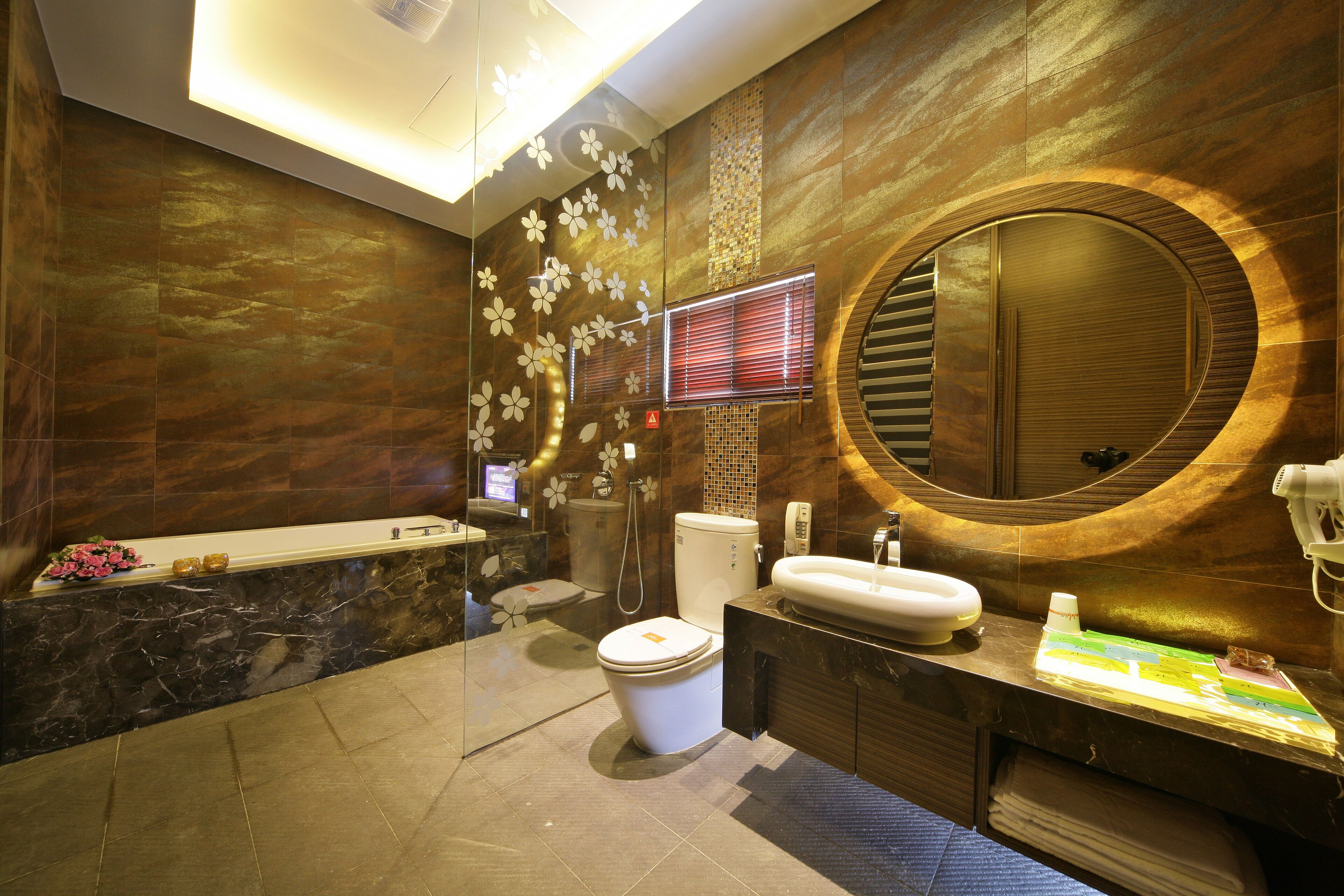 business double room (check in time: 08:00 p.m.) | bathroom | combined shower/bathtub, jetted bath, free toiletries, hair dryer