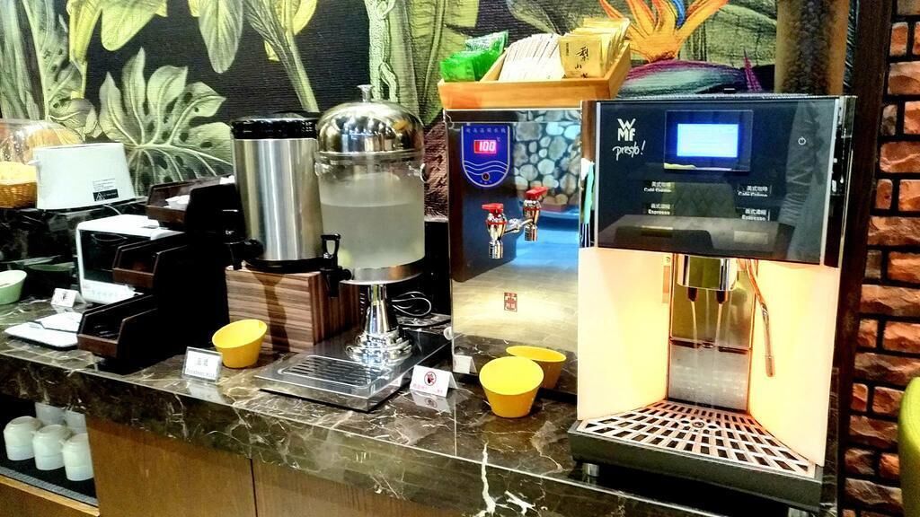 free daily self-service breakfast