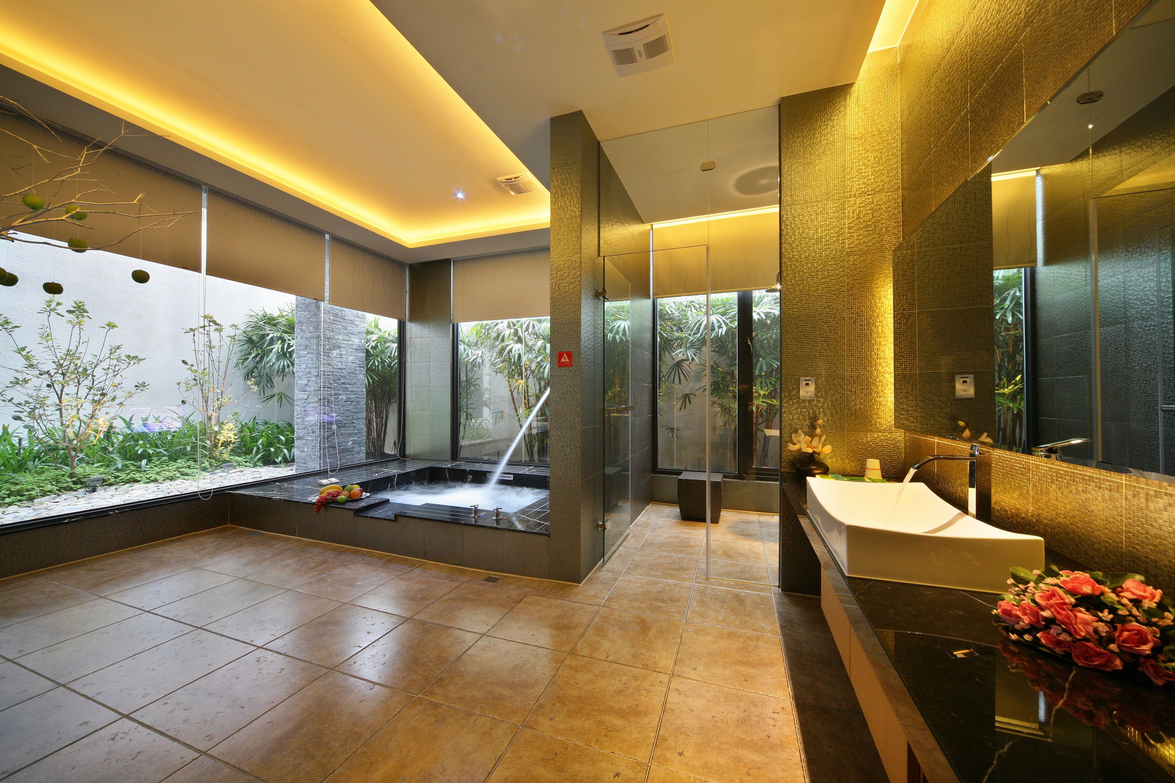 city room (love landis) (check in time: 08:00 p.m.) | bathroom | combined shower/bathtub, jetted bath, free toiletries, hair dryer