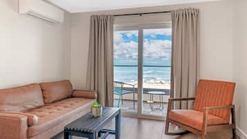 Premier Oceanfront King | WiFi (free), individually decorated, individually furnished, bed sheets