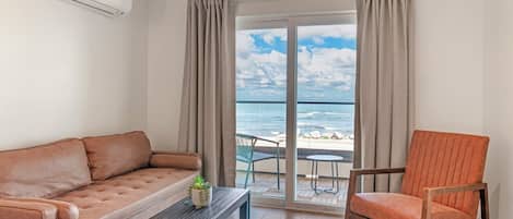 Premier Oceanfront King | WiFi (free), individually decorated, individually furnished, bed sheets