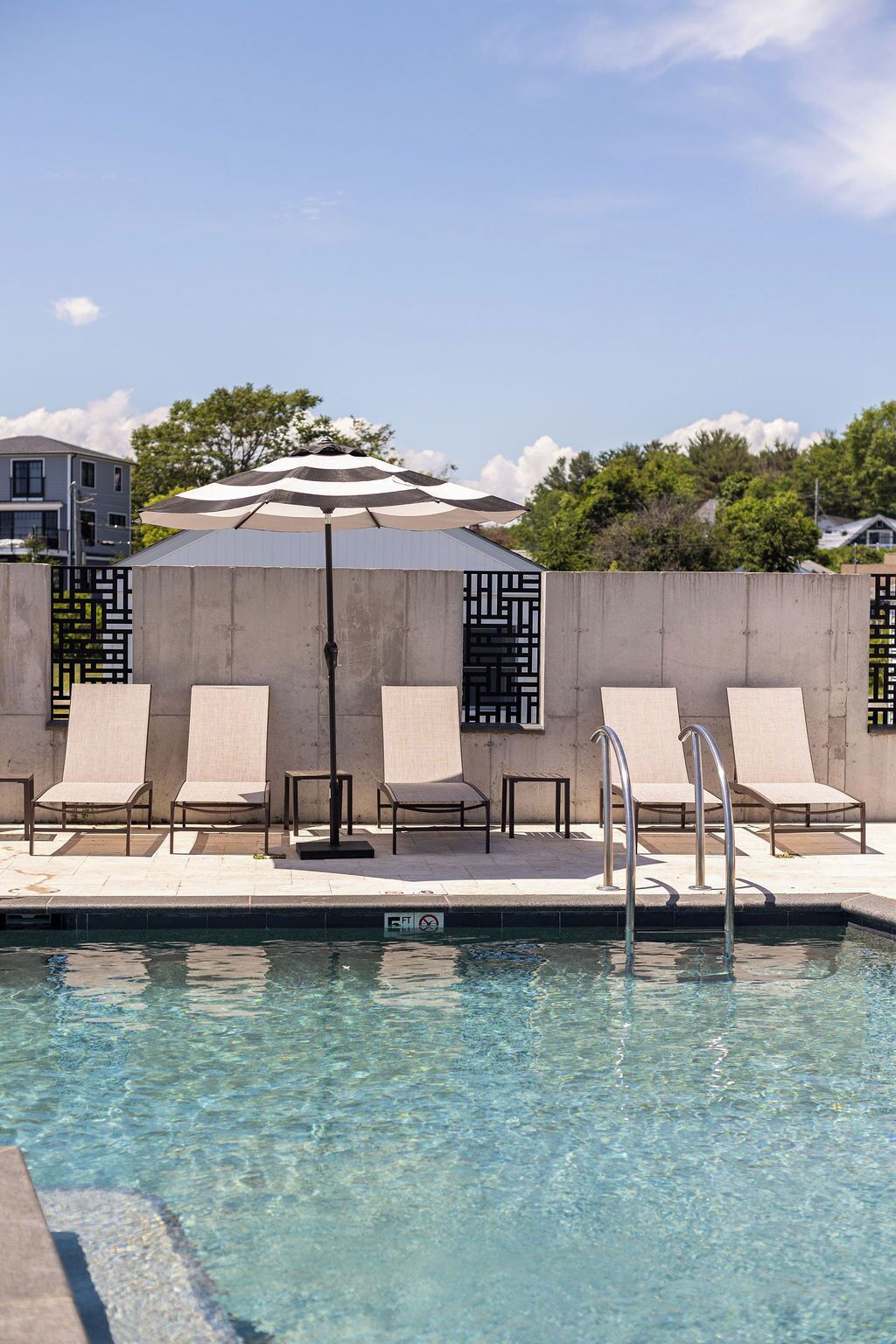Piscina externa, guarda-sóis, espreguiçadeiras