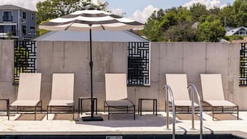 Piscina externa, guarda-sóis, espreguiçadeiras