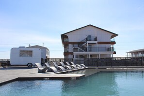 2 Außenpools, Sonnenschirme, Liegestühle