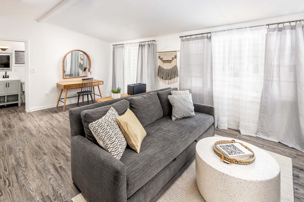 3 Bedroom Bungalow | Living area | 32-inch flat-screen TV with cable channels, TV