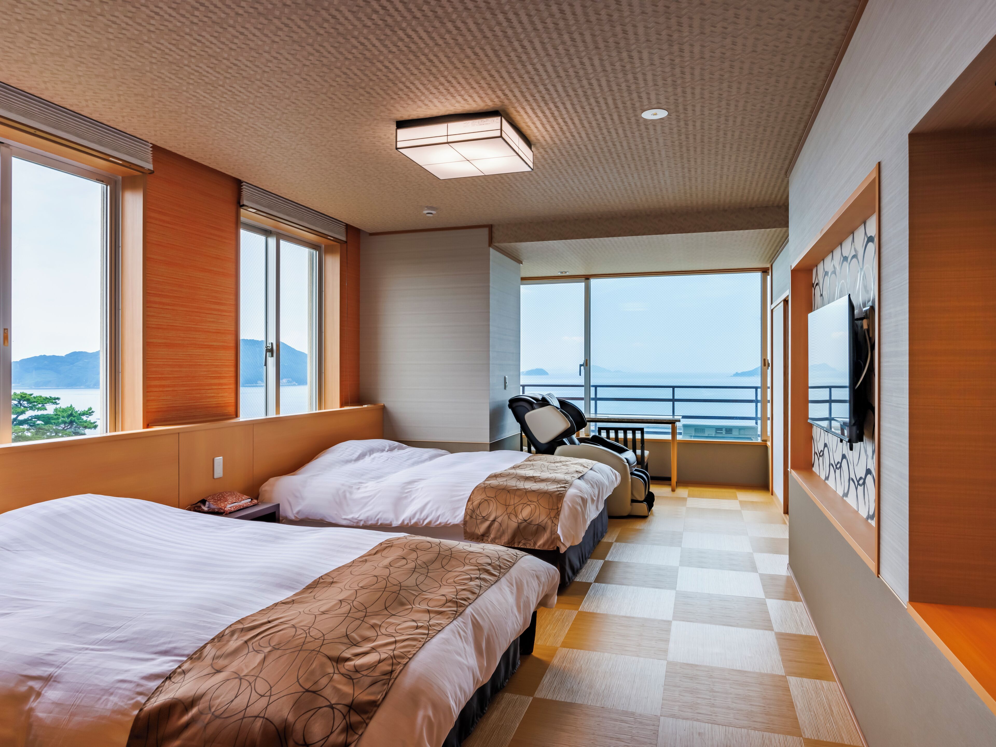 In-room safe, soundproofing, free WiFi, bed sheets