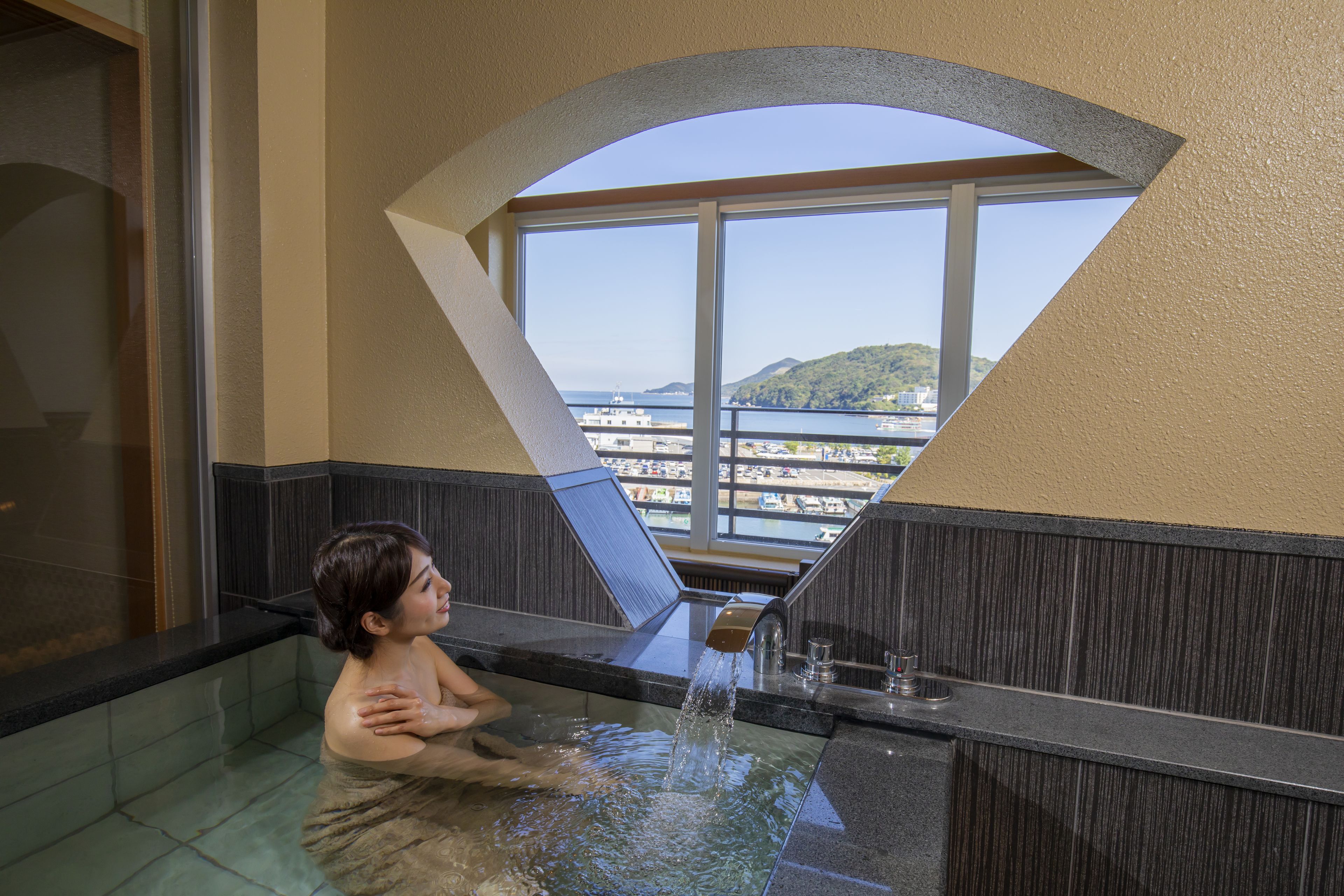 Een bad/douchecombinatie, een diep bad, gratis toiletartikelen