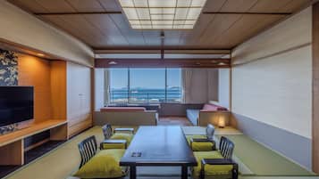 In-room safe, soundproofing, free WiFi, bed sheets