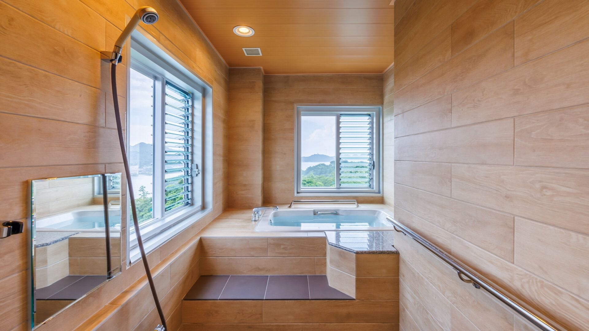 combined shower/bathtub, deep-soaking bathtub, free toiletries