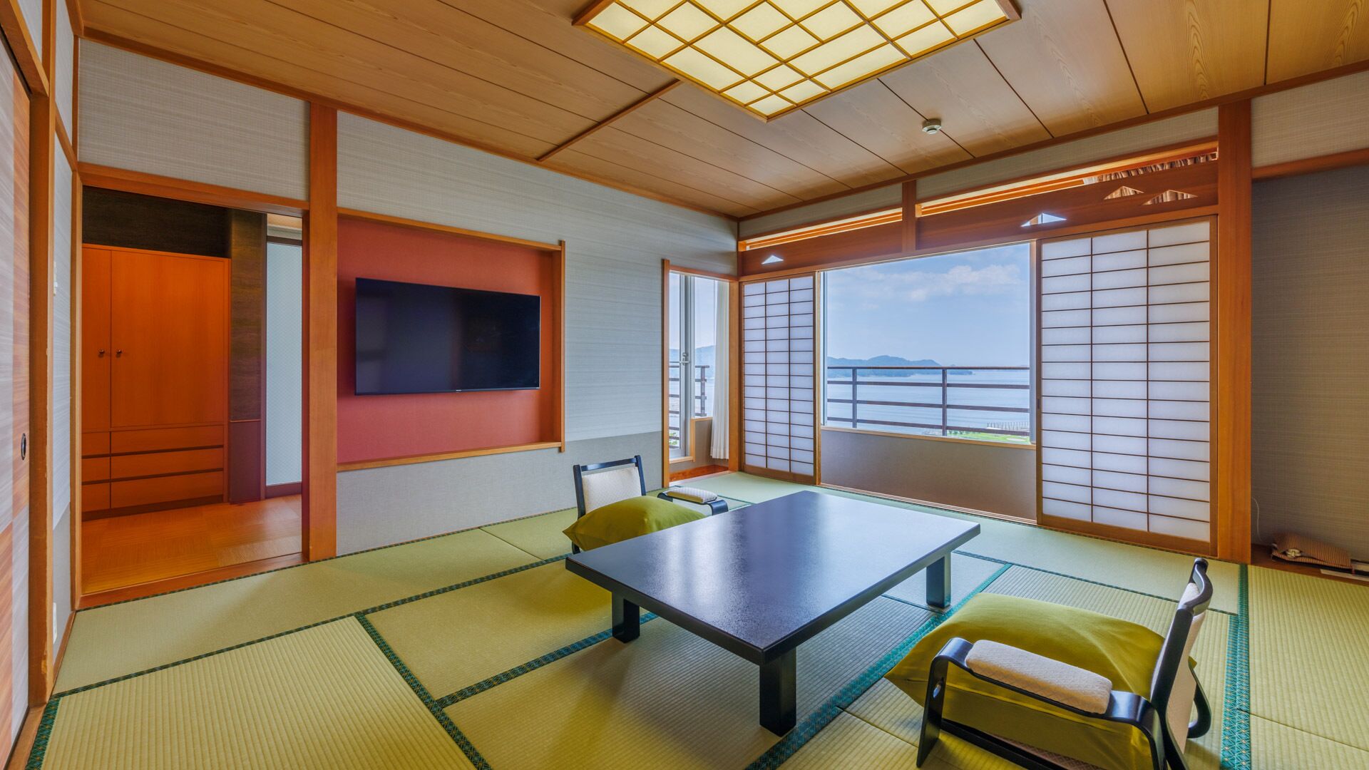Une pièce de style japonais traditionnel, avec un sol recouvert de tatamis, une table basse et des portes coulissantes.