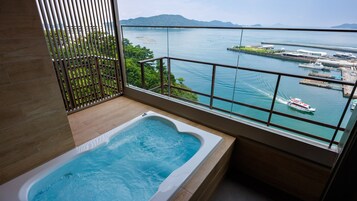 Combined shower/tub, deep soaking tub, free toiletries, hair dryer