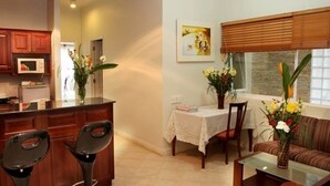 อพาร์ทเมนท์, 1 ห้องนอน | บริเวณนั่งเล่น | ทีวีจอแบน