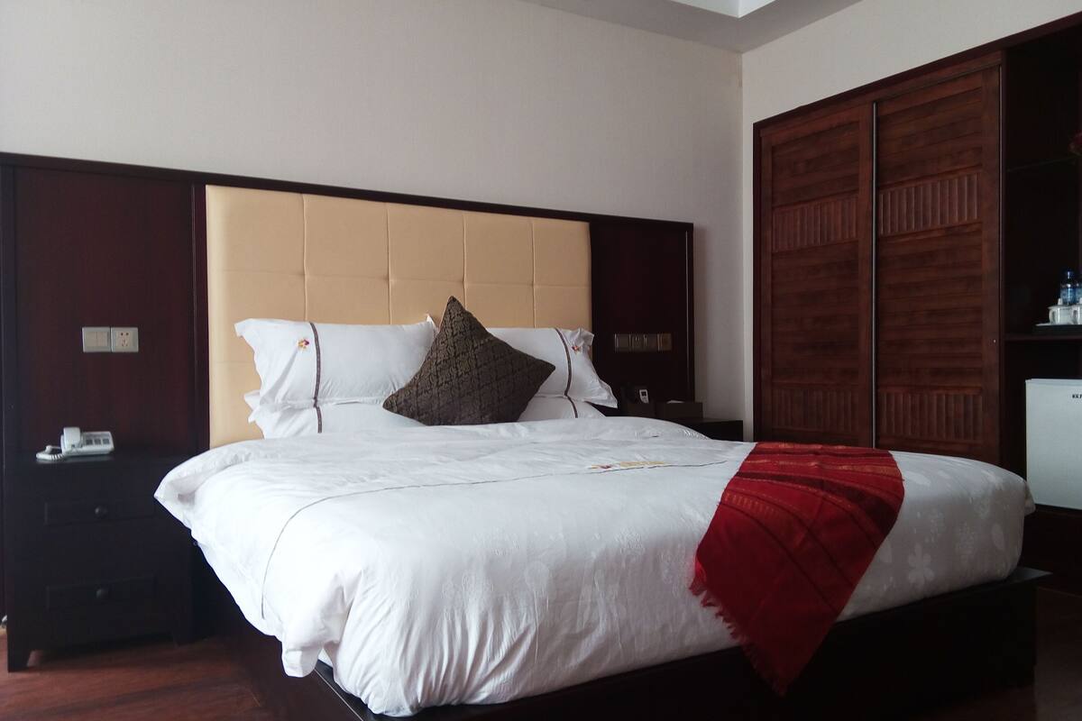 Desk, iron/ironing board, rollaway beds, free WiFi