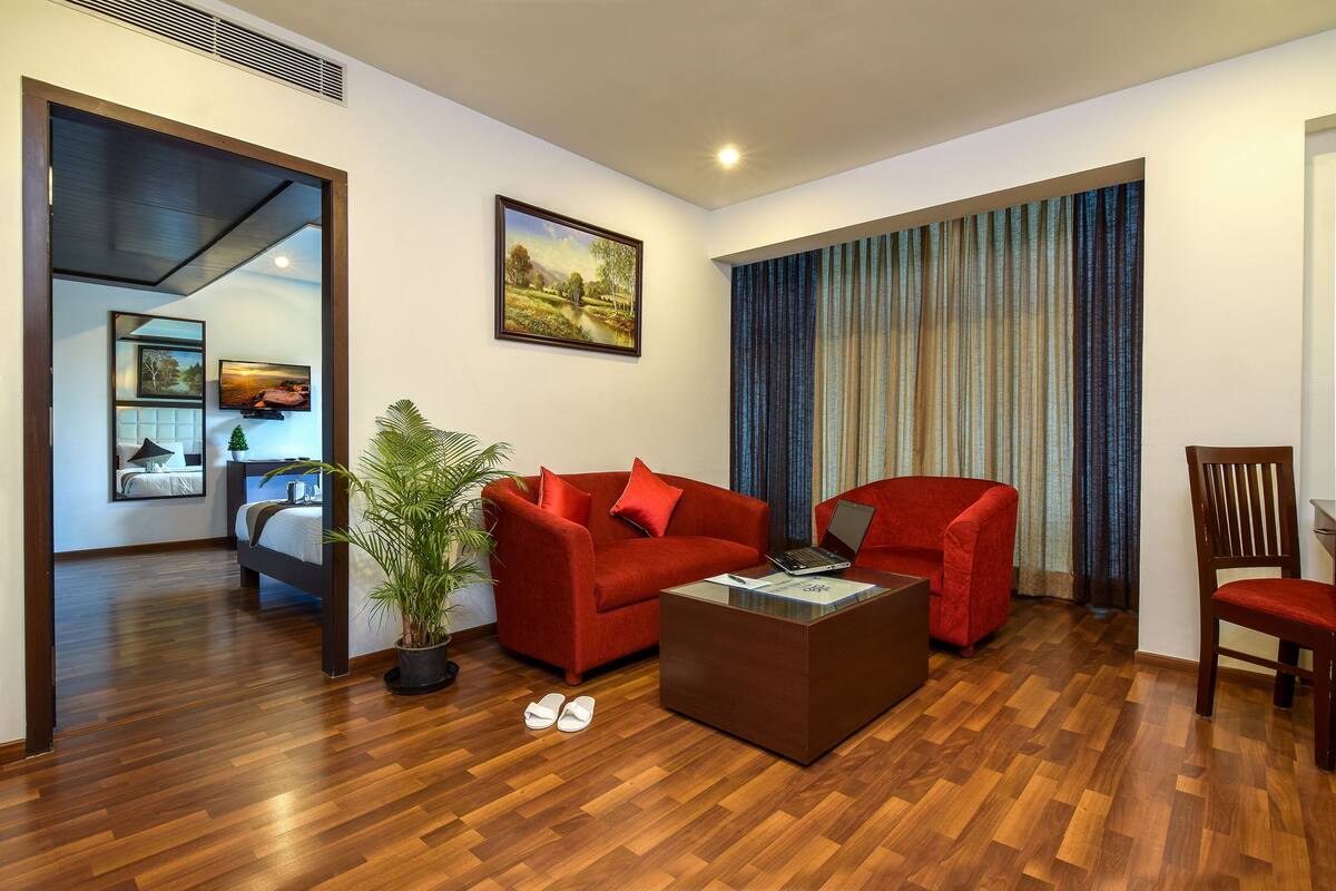 Suite, 1 King Bed | Living area
