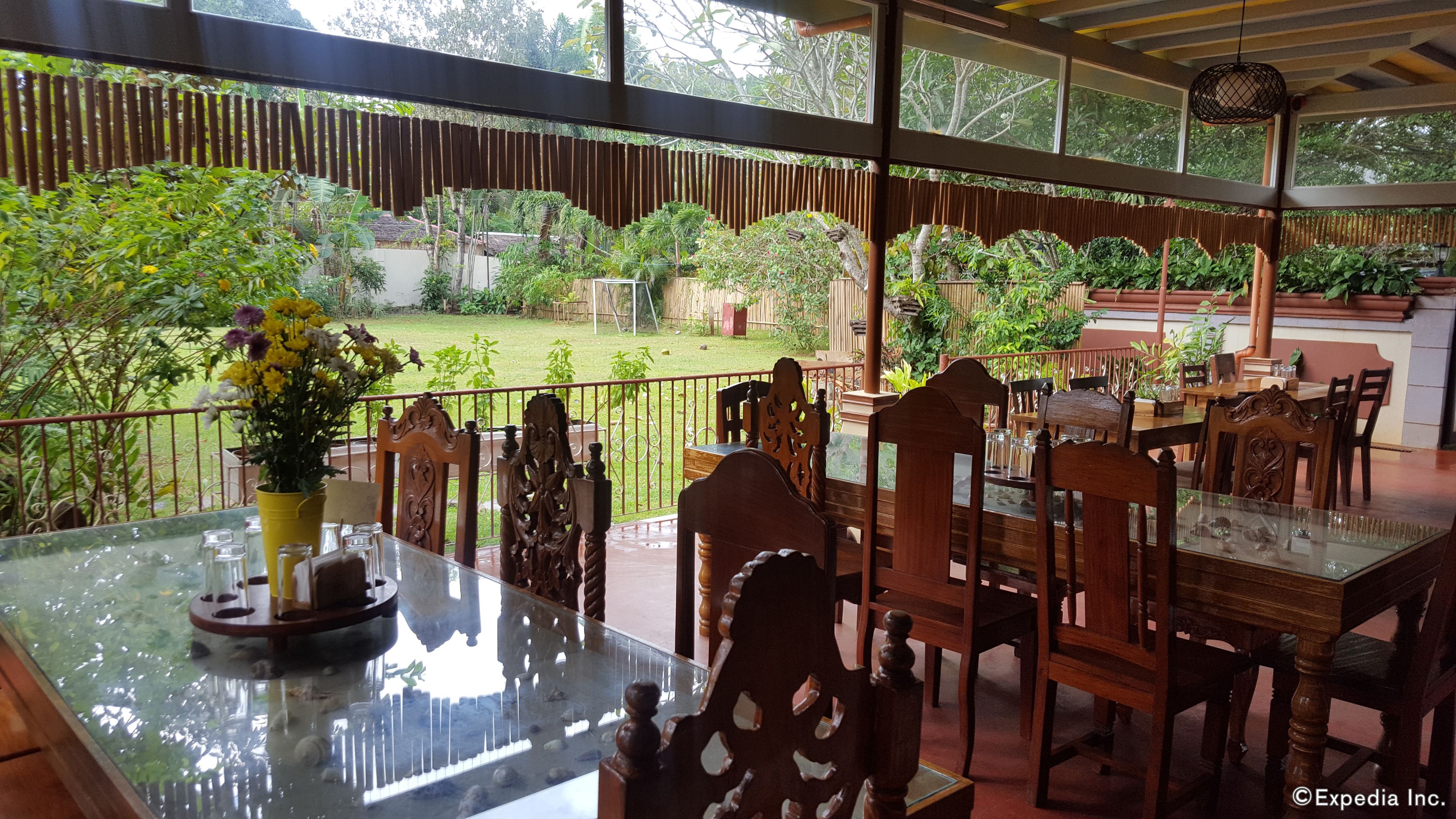 Breakfast, lunch, dinner served; Fusion cuisine 