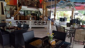 Un restaurant doté d’une terrasse, d’un escalier et d’un espace buffet.