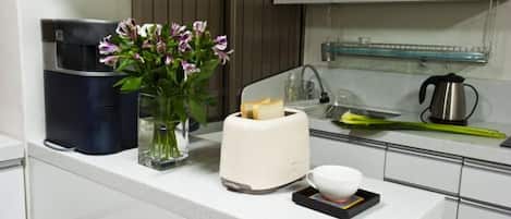 Mini réfrigérateur, cafetière/bouilloire