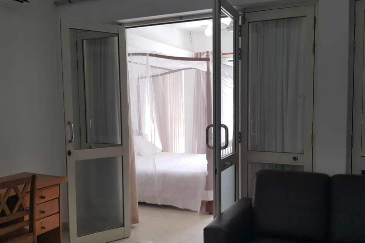 Family Room, Sea View | Una cassaforte in camera, una scrivania, lenzuola