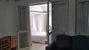 Family Room, Sea View | Coffres-forts dans les chambres, bureau, draps fournis