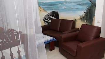 In-room safe, desk, bed sheets