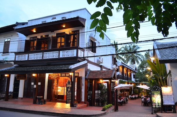 Vista frontal de la propiedad por la tarde o noche