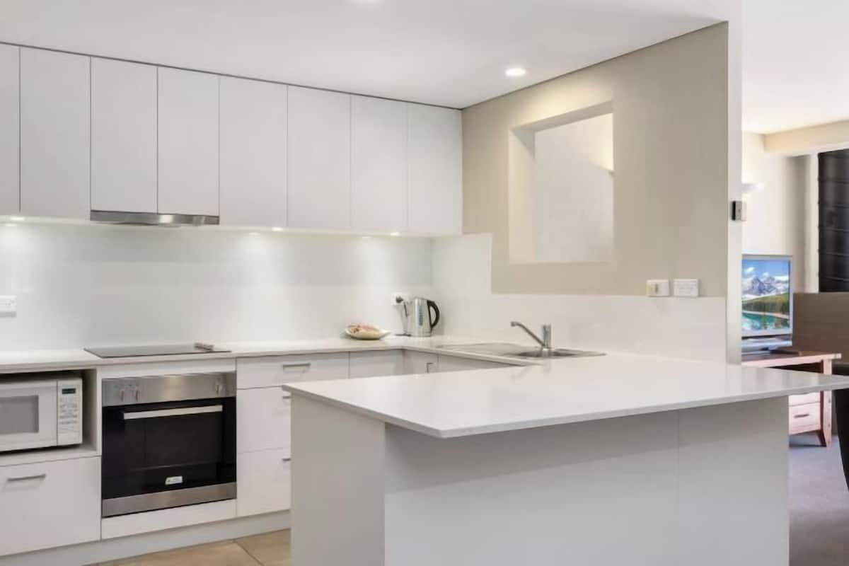 Private kitchen | Microwave, stovetop, coffee/tea maker, toaster