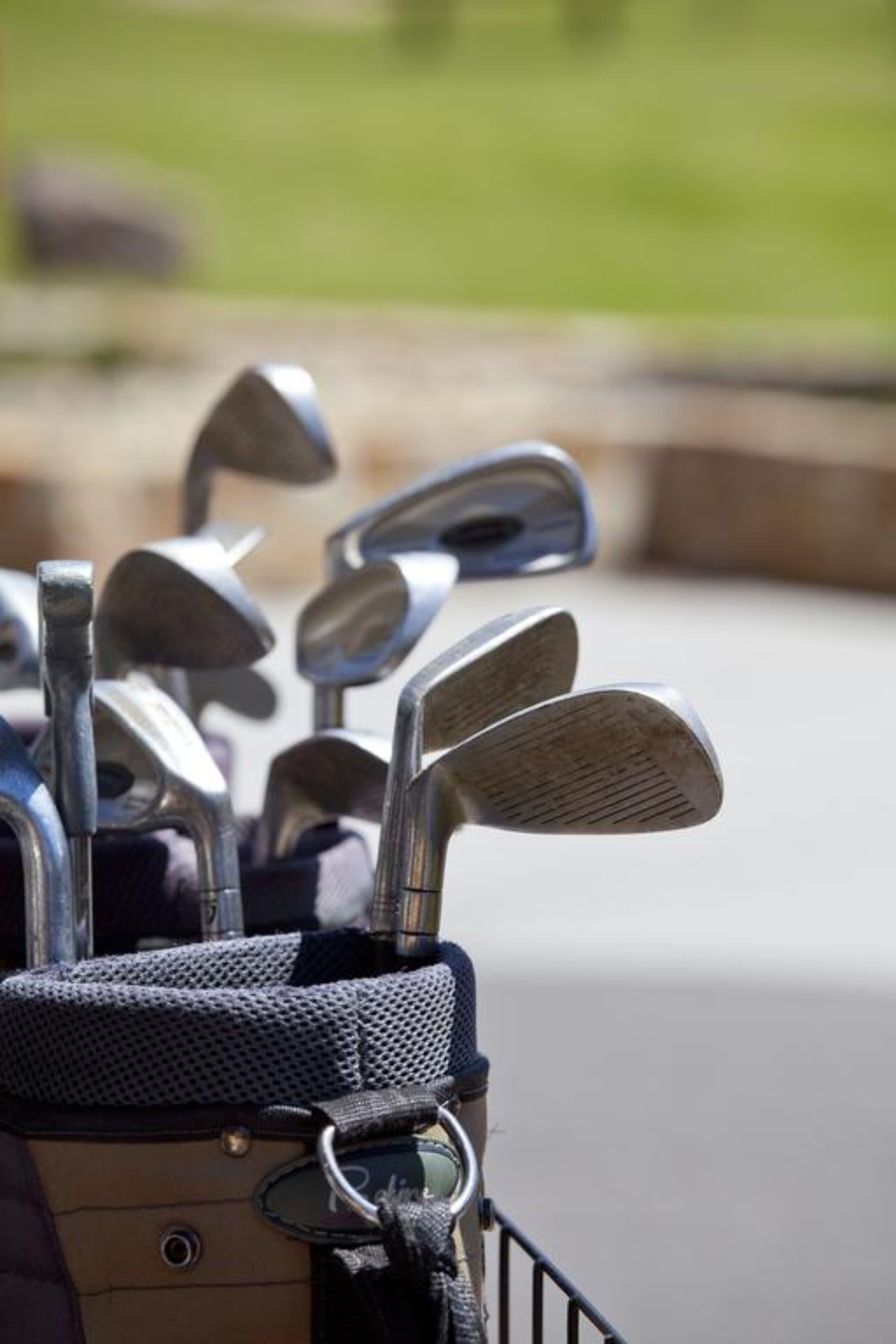 Un sac de golf contenant différents types de clubs de golf.