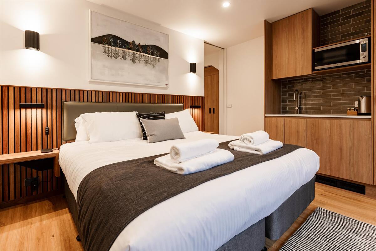 Room (Hotel) | Iron/ironing board, individually decorated, individually furnished