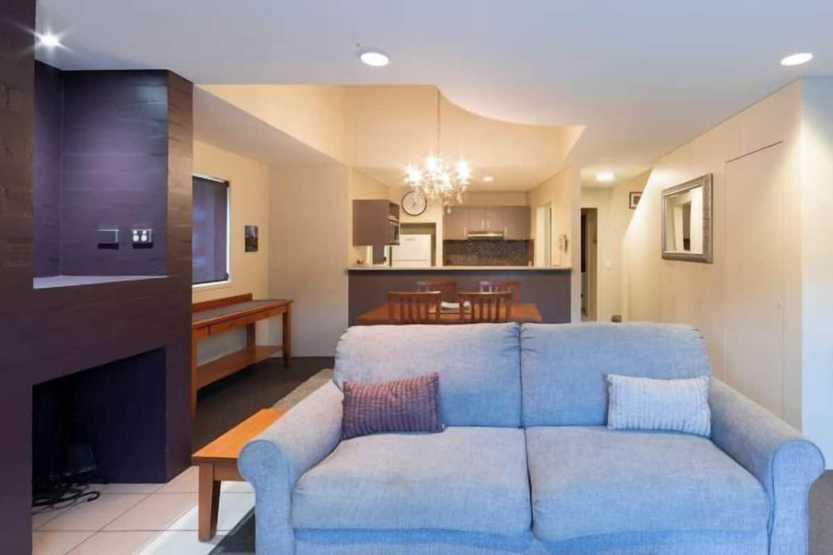 Living area | 30-inch TV with cable channels