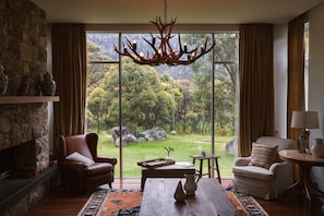 Individually decorated, individually furnished, iron/ironing board - Oaks Lake Crackenback Resort (Crackenback)