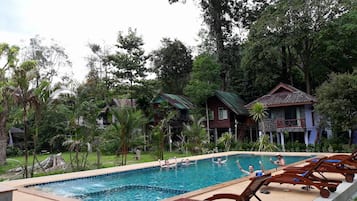 Hồ bơi ngoài trời