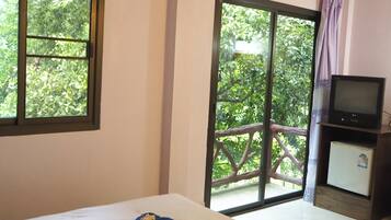 Superior Fan River View | Desk, rollaway beds