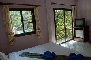 Superior Aircon Gardan View | Desk, rollaway beds - Tree Top River Huts (Phanom)