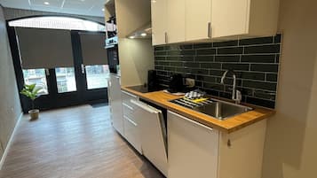 Premium-studiosuite - 1 soveværelse - terrasse - byudsigt | Privat køkken | Køleskab/fryser i fuld størrelse, mikrobølgeovn, ovn, kogeplade