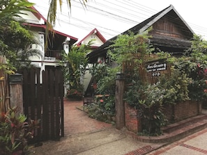 Front of property - Lao Lu Lodge (Luang Prabang)