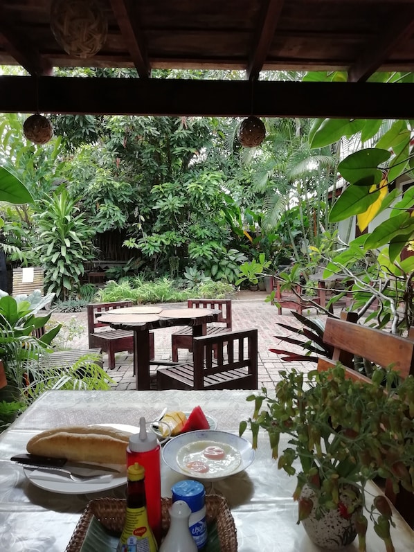 Petit déjeuner compris