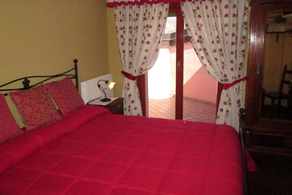 Quarto casal | Roupas de cama premium, frigobar (abastecido com itens grátis)