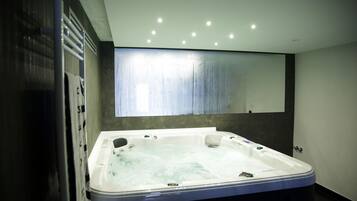 Indoor spa tub