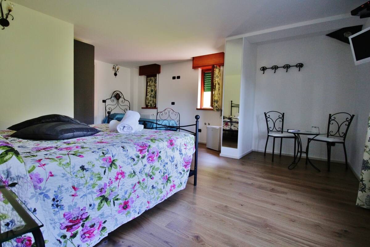 Quarto triplo | Roupas de cama premium, frigobar (abastecido com itens grátis)