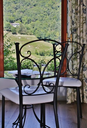 Quarto triplo | Roupas de cama premium, frigobar (abastecido com itens grátis)