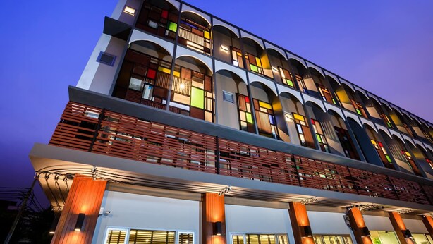 A multi-story hotel with balconies and large windows. - Admire Thonburi (Bangkok)