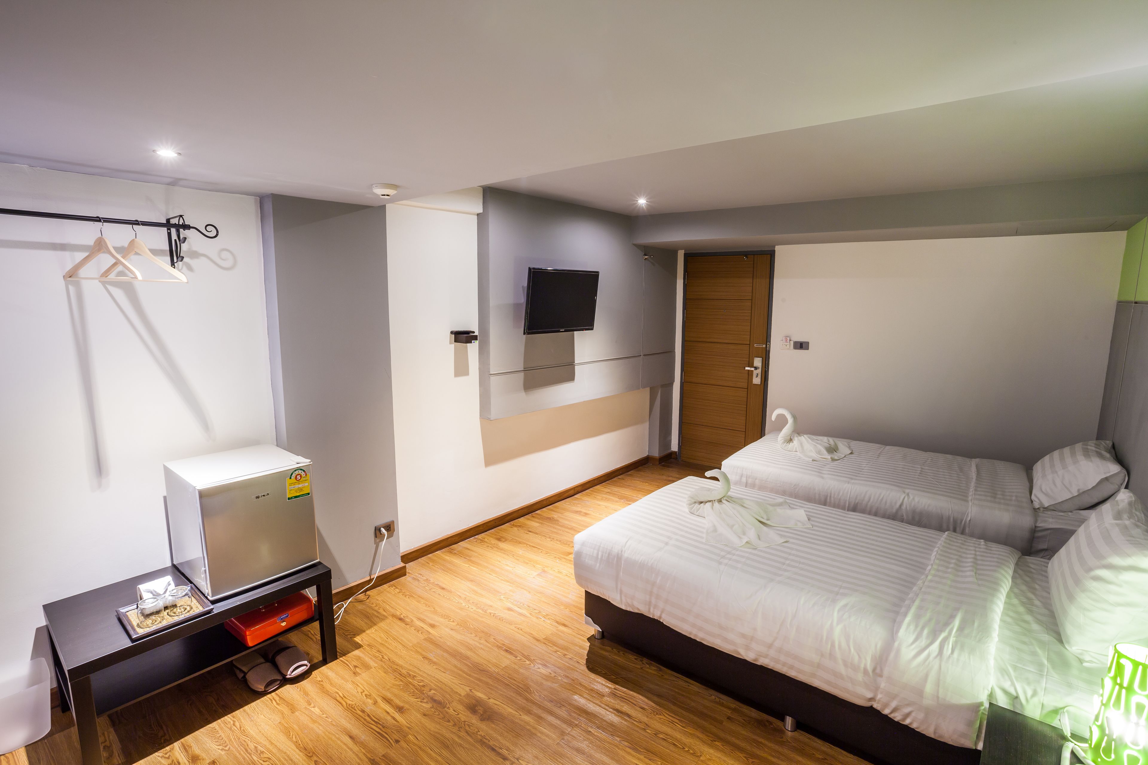 admire silver | rollaway beds